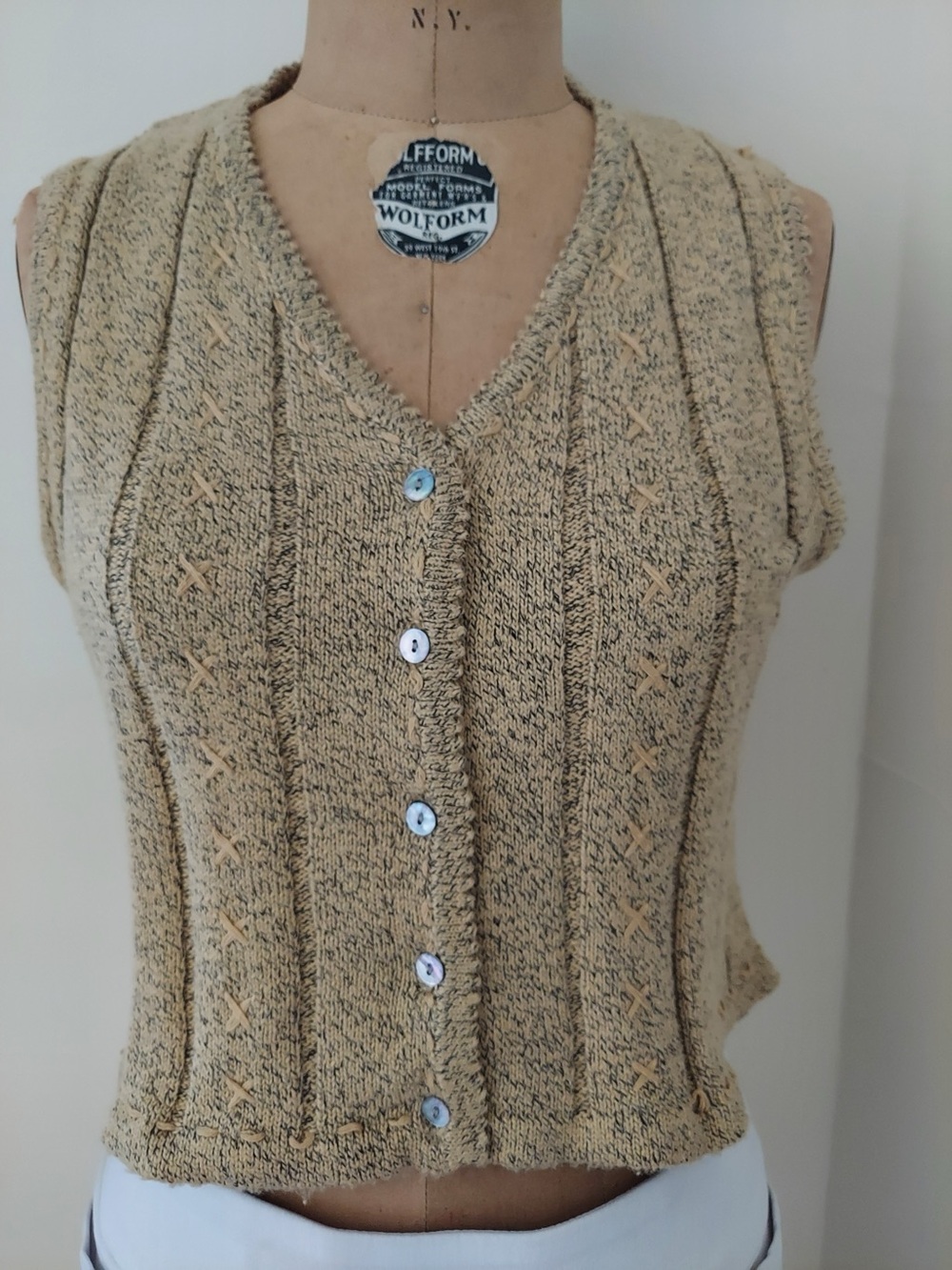 Guess Beige Sleeveless V-Neck Button Crop Top - Picture 2 of 4